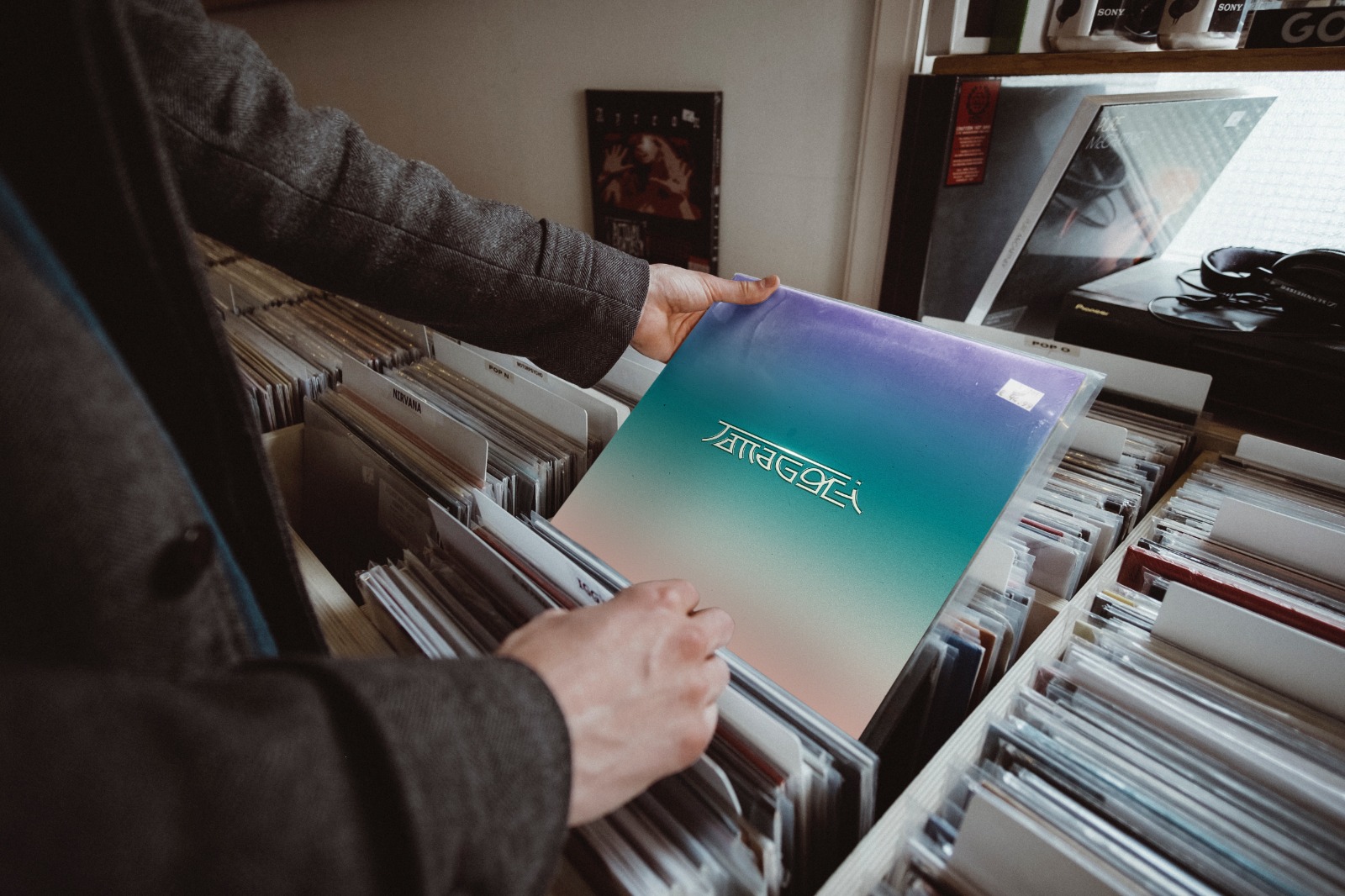 vinilo tamagochi sobre bandeja en casa soulera