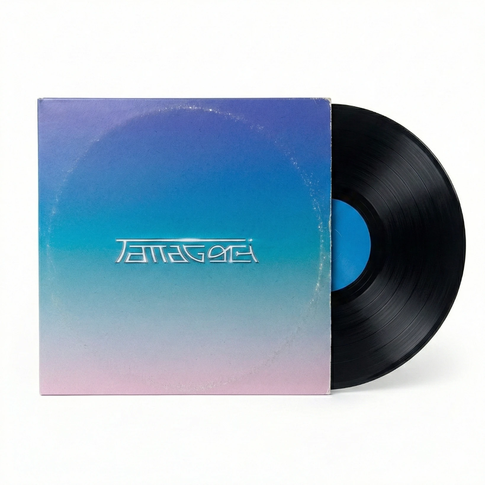 vinilo tamagochi saliendo de su pack sobre fondo blanco